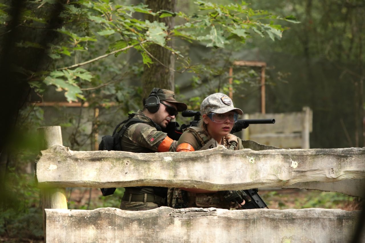 Zwei Airsofter verteidigen zusammen einen Bunker