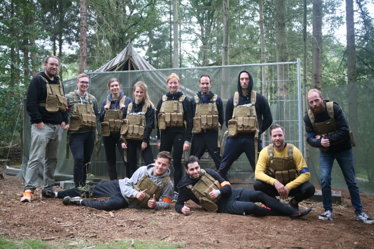 Kollegen auf dem Foto bei einem Airsoft-Firmenausflug