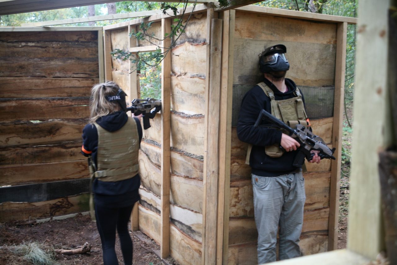 Zwei Kollegen verteidigen gemeinsam ein Haus auf einer Airsoft-Firmenfeier