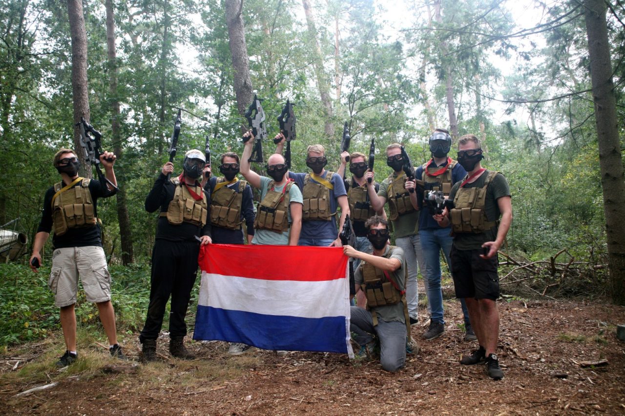 Freunde feiern eine Airsoft-Junggesellenparty in Oldenzaal