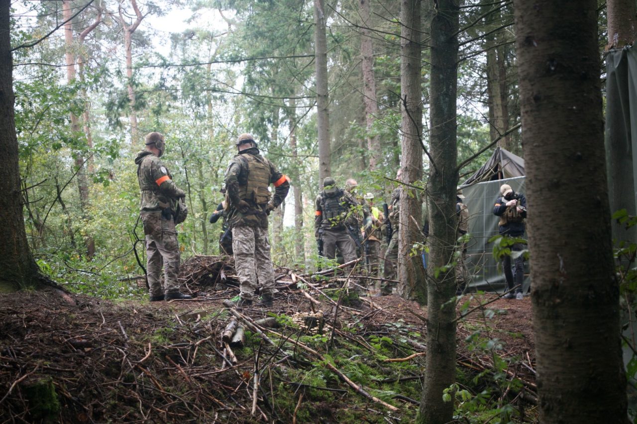 Das Airsoft-Team ist bereit, im Außenposten des Waldes zu starten