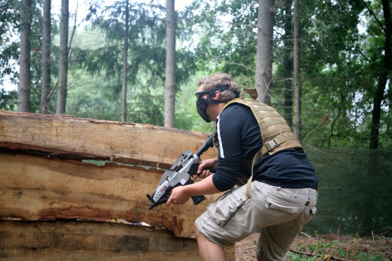 Airsoft-Spieler geht auf einer Junggesellenparty in Deckung