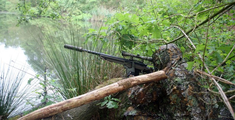 Airsoft Sniper blickt über das Wasser