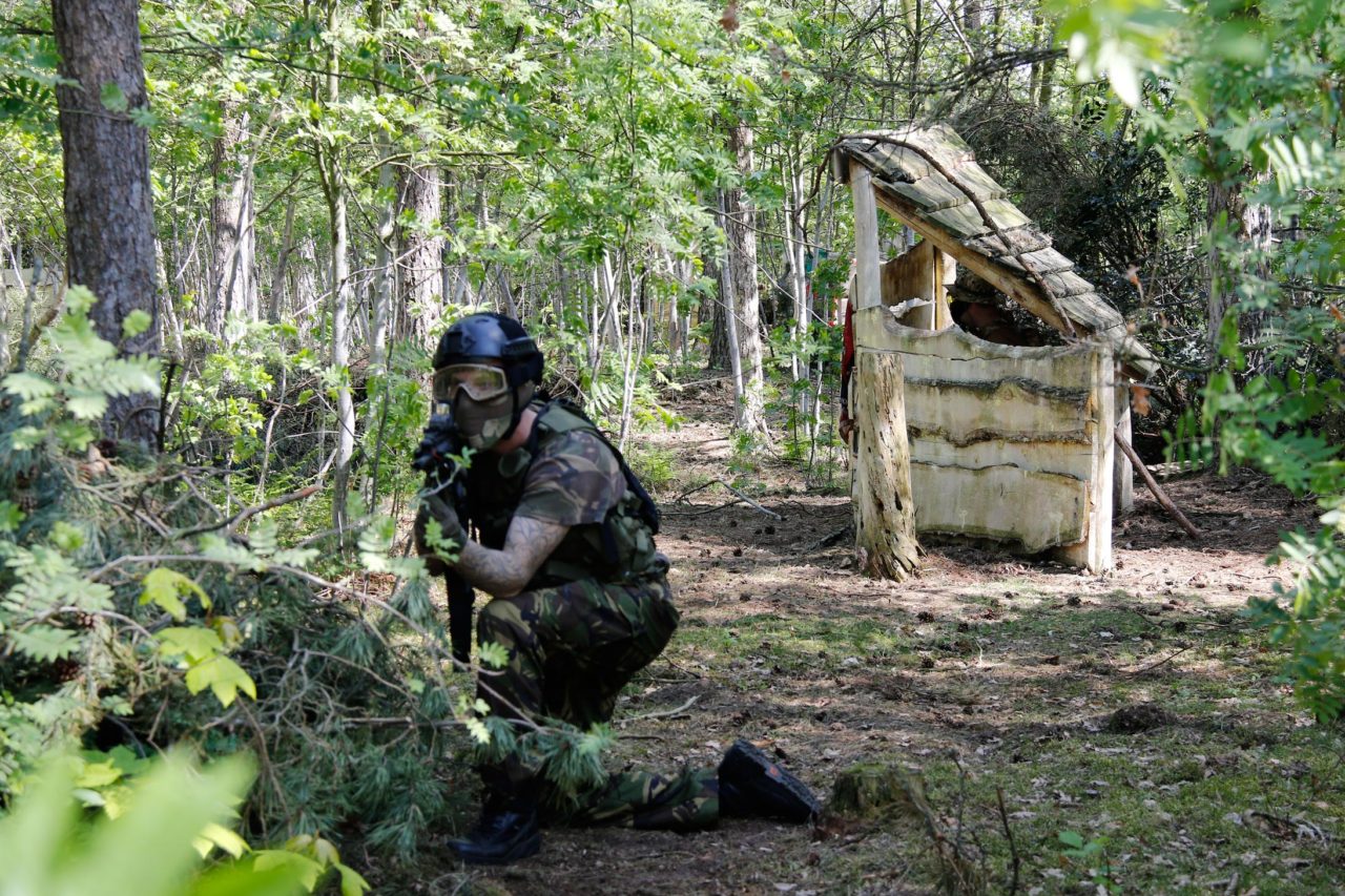 Airsoftspieler verteidigt die Flanke