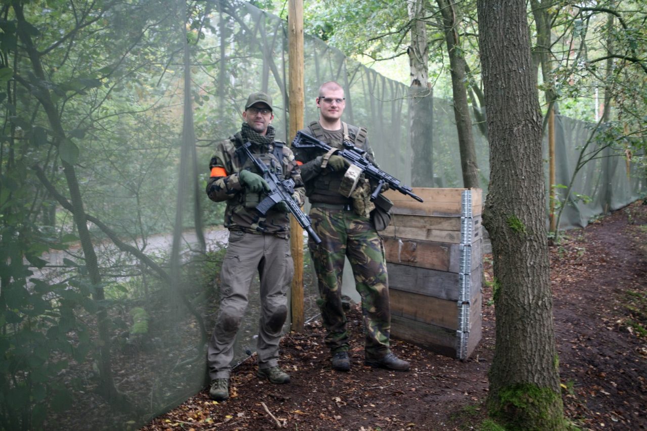 Zwei Freunde posieren zusammen auf einem privaten Airsoft-Skirm