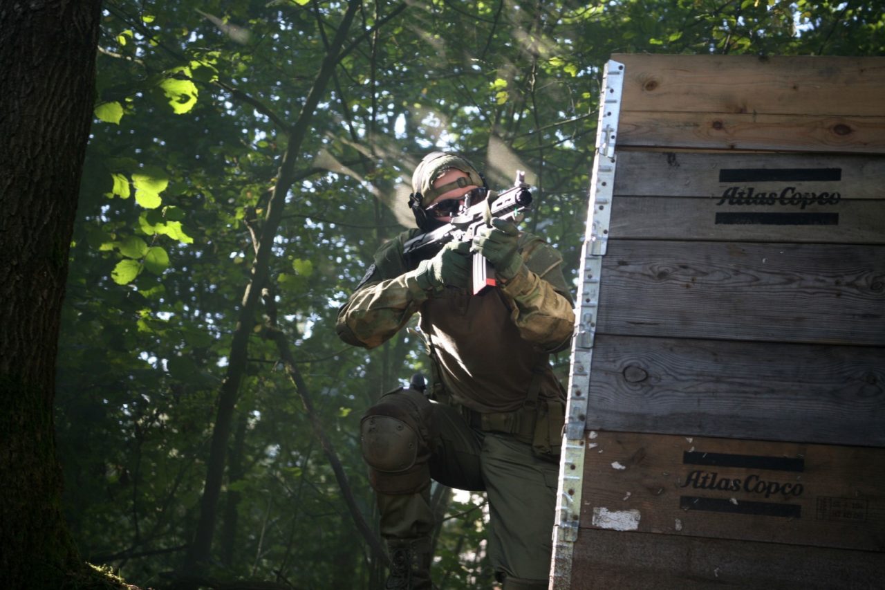 Airsoft-Spieler, der in der Sonne schießt