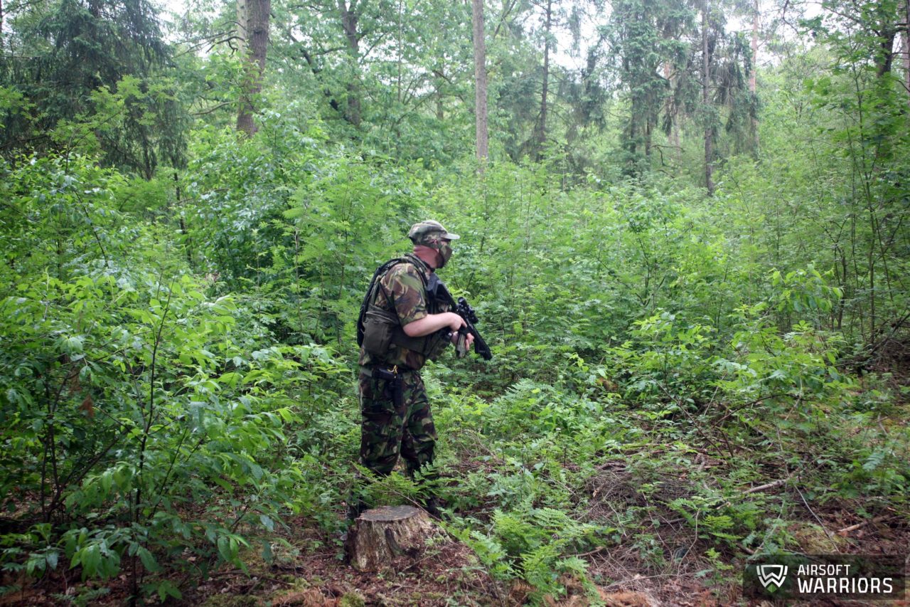 Airsoftspieler in Oldenzaal kriecht durch den Wald