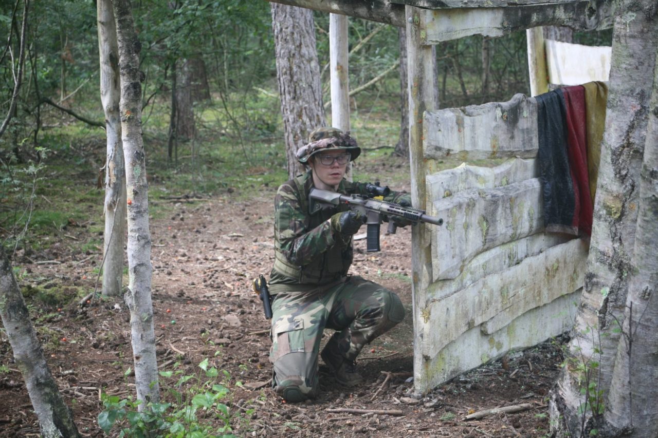 Airsoft-Spieler spielen erobern die Flagge