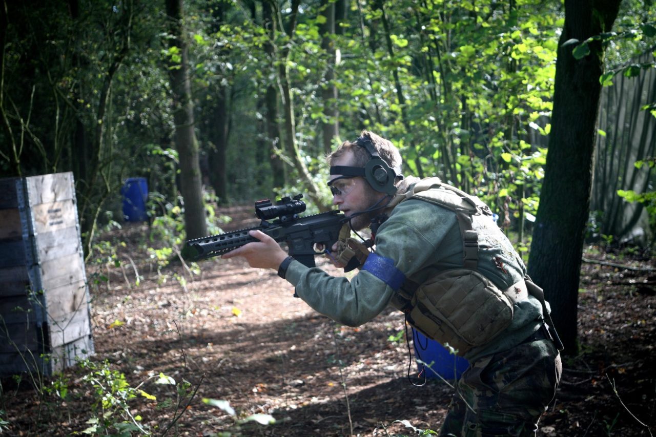 Airsofter bewegt sich in Oldenzaal über das Spielfeld „Battle Lake“