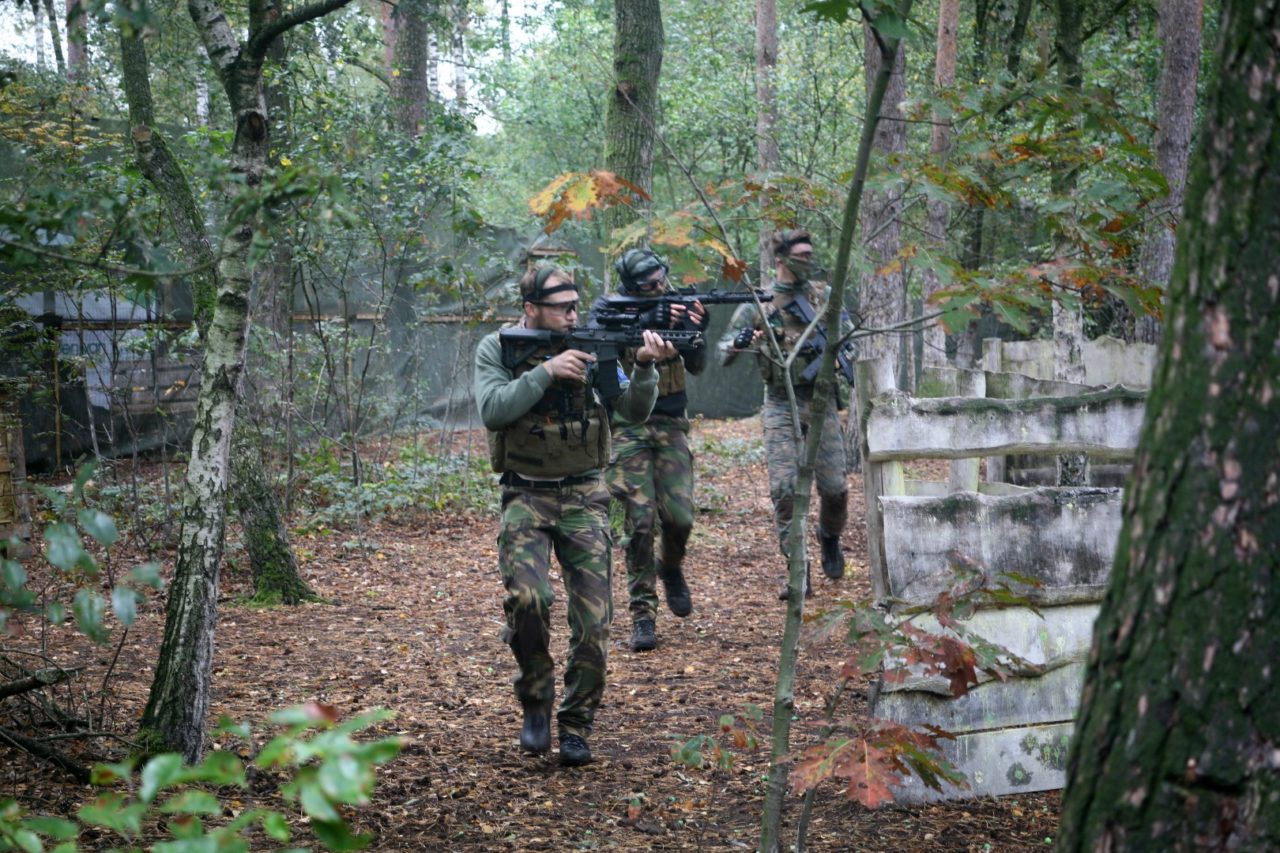 Airsoft-Trupp bewegt sich zusammen durch den Wald